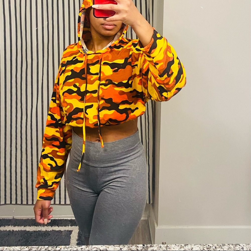 Camo print crop hoodie